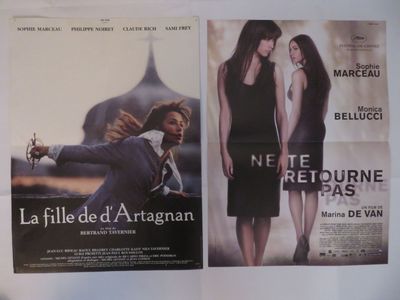 deux affiches de cinéma représentant un homme et une femme en robe noire