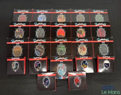de nombreux badges posés sur une table noire