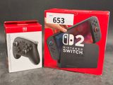 une boîte sur laquelle est représentée une manette de jeu et une boîte sur laquelle est représentée une manette de jeu