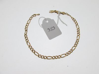 gros plan d'une chaîne de bracelets portant une étiquette de prix