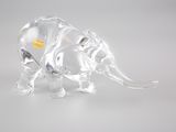 figurine en cristal représentant un éléphant sur fond blanc