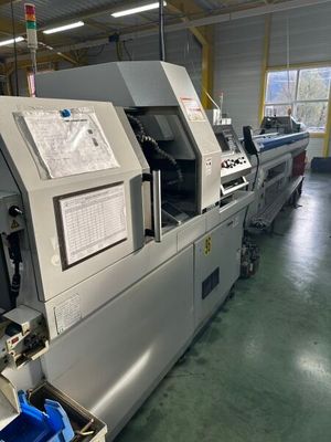 une machine qui se trouve à l'intérieur d'un bâtiment