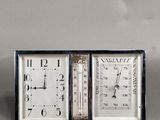 deux horloges posées côte à côte sur une table
