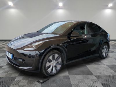 La Tesla noire est garée dans une grande pièce.