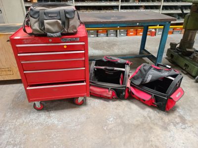 1 servante à outils VIDE sans clé - 2 sacoches à outils FACO…