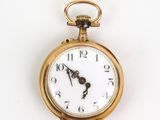 montre de poche posée sur une surface blanche, sur fond blanc