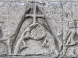 relief représentant une femme tenant une croix et un homme tenant une bougie