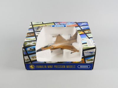 une boîte contenant une maquette d'avion de chasse