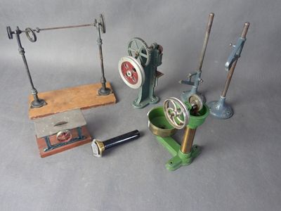 quatre types d'outils différents qui se trouvent sur la table