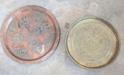 deux assiettes posées l'une à côté de l'autre sur le sol