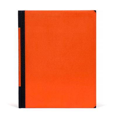 un cahier orange sur fond blanc