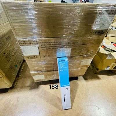 une boîte remplie de boîtes posée par terre à côté d'une pile de boîtes