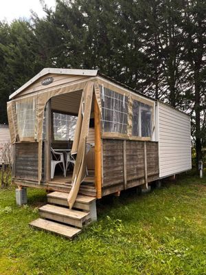une petite maison nichée dans l'herbe