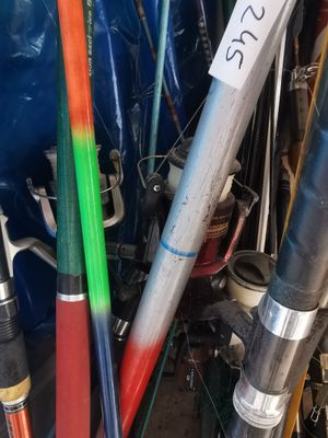 une pile de battes de baseball de différentes couleurs