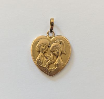 un pendentif en or en forme de cœur représentant une femme et un enfant