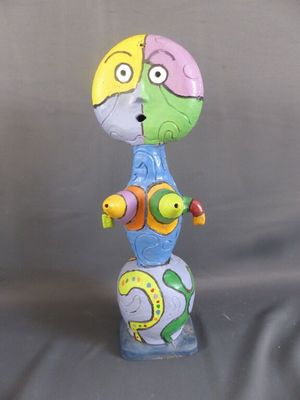une figurine représentant un personnage de dessin animé sur fond gris
