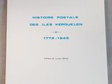 la couverture d'un livre avec une inscription bleue, posée sur une table