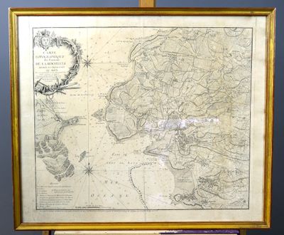 une vieille carte de l'île britannique de Guernesey dans un cadre en bois