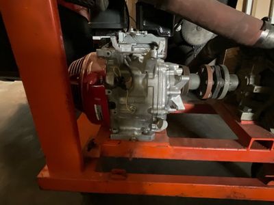 un petit moteur posé sur un support rouge