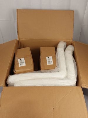 une boîte en carton contenant un certain nombre d'objets