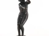 une image représentant une statue d'une femme tenant sa tête entre ses mains