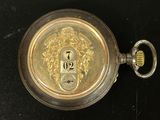 une montre de poche en argent avec un cadran en or