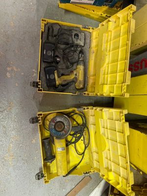 deux boîtes jaunes contenant des outils, posées par terre