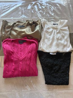 trois paires de pulls et de pantalons se trouvent dans un sac en plastique