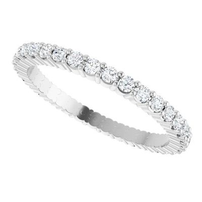une alliance en or blanc sertie de diamants ronds taille brillant