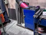 une photo d'une machine qui travaille sur une pièce de métal