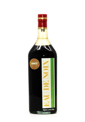 une image représentant une bouteille d'huile d'olive sur fond blanc