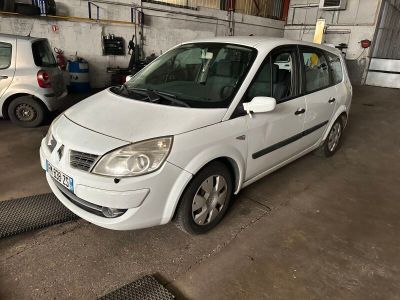une petite voiture blanche garée dans un garage