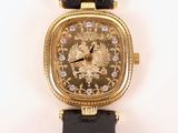 une image d'un gros plan d'une montre-bracelet sur une surface blanche