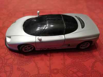 une voiture jouet posée sur une table