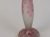 un vase rose et blanc posé sur une table blanche