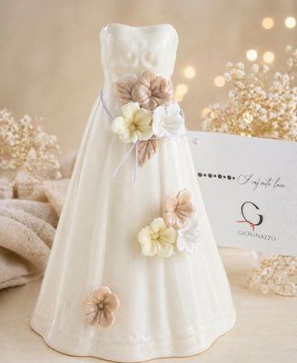 une petite figurine représentant une robe ornée de fleurs
