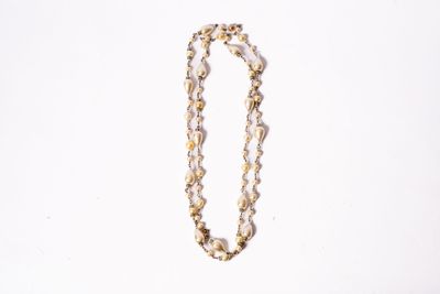 gros plan d'un collier de perles sur une surface blanche