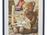 tableau représentant un ours en peluche assis sur un bateau, tenant une carte