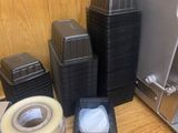 de nombreux types différents de récipients en plastique sur une étagère