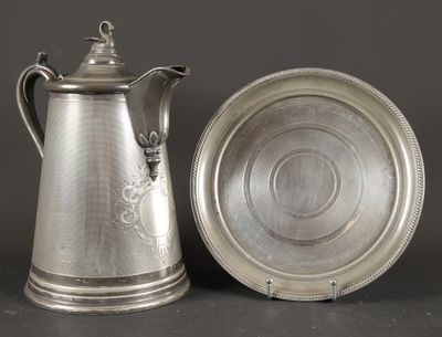 cafetière et soucoupe en métal argenté sur fond noir