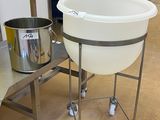une photo d'une cuisine avec un évier et une casserole posée sur un support