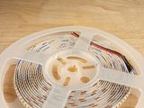 une lumière blanche posée sur une table en bois