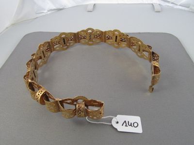 un bracelet en or muni d'une plaque