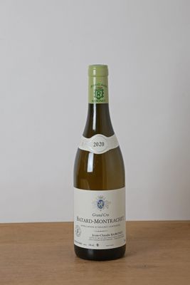 une bouteille de vin posée sur une table à côté d'une bouteille de vin