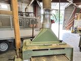 une machine qui se trouve à l'intérieur d'un bâtiment