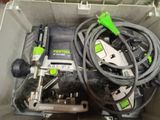 une boîte contenant tout un tas d'outils électriques