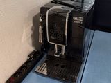 une machine à café posée sur une table
