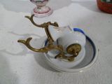 une assiette avec un oiseau dessus et une tasse avec une soucoupe dessus