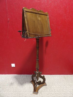 un pupitre en bois sur lequel est posé un autre pupitre en bois
