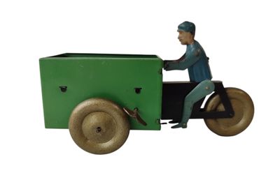 une figurine représentant un homme à vélo avec une boîte à l'arrière
